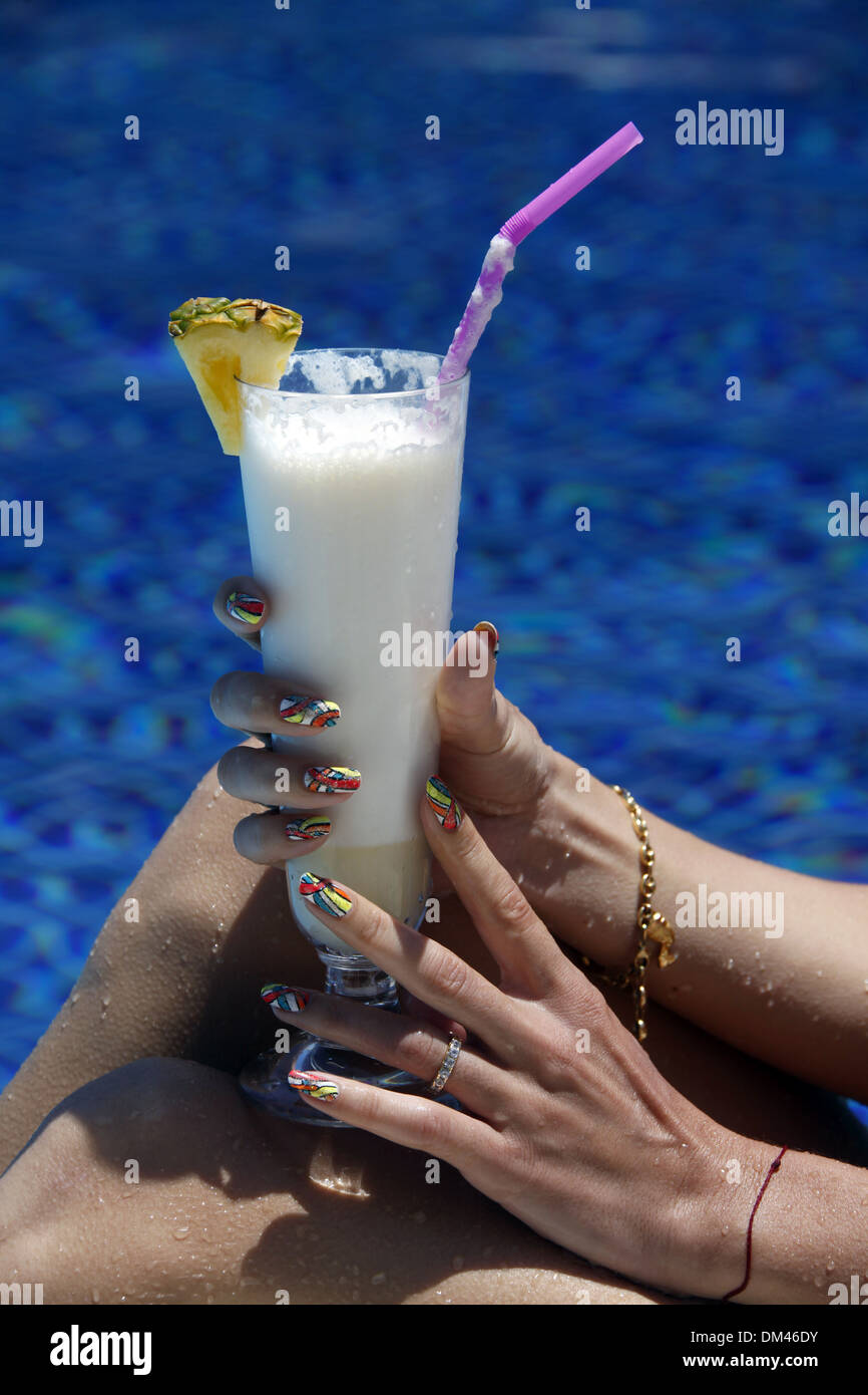 WHITE cocktail drink & DIPINTE UNGHIE CRATOS HOTEL KYRENIA CIPRO 27 Maggio 2013 Foto Stock