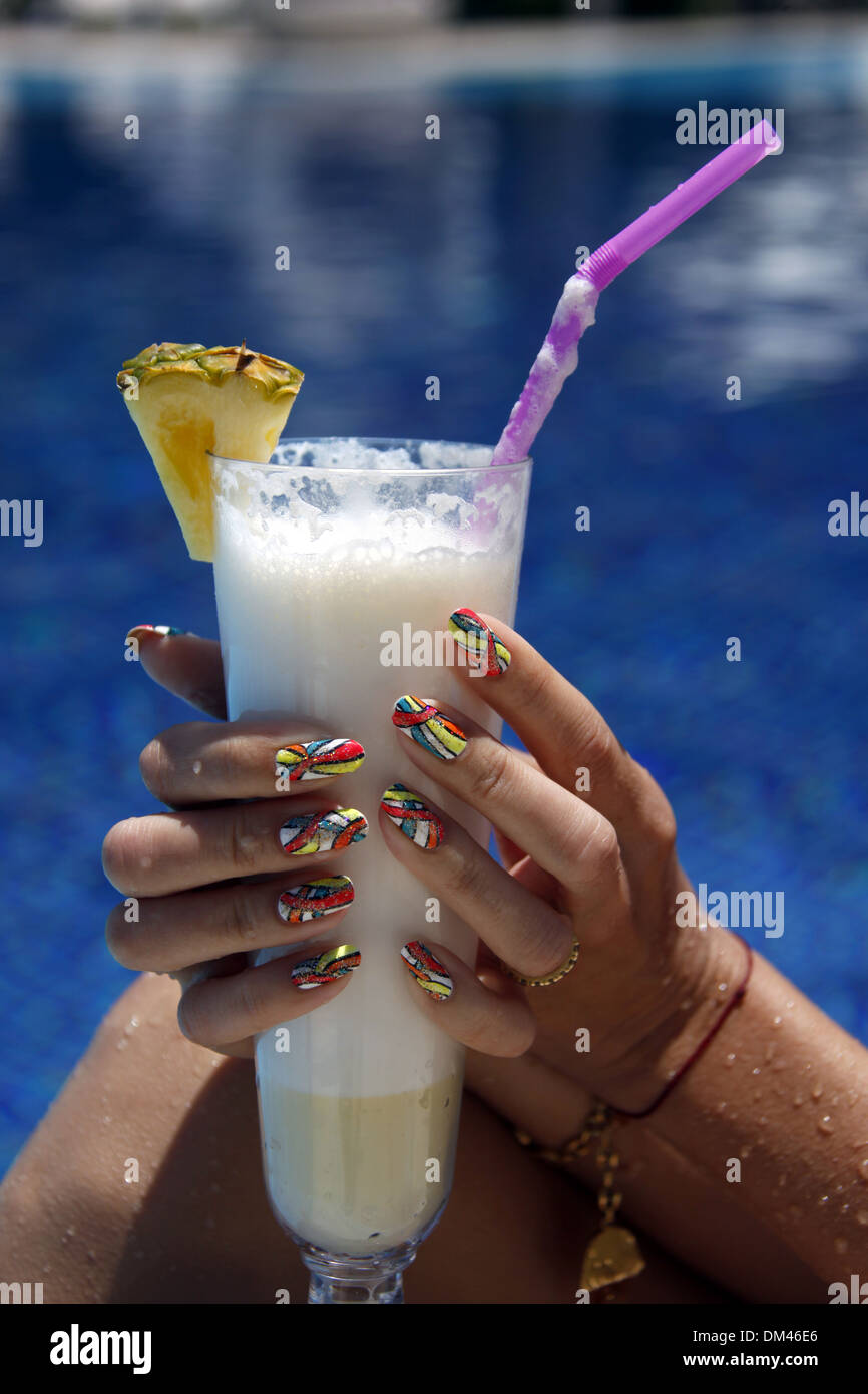 WHITE cocktail drink & DIPINTE UNGHIE CRATOS HOTEL KYRENIA CIPRO 27 Maggio 2013 Foto Stock