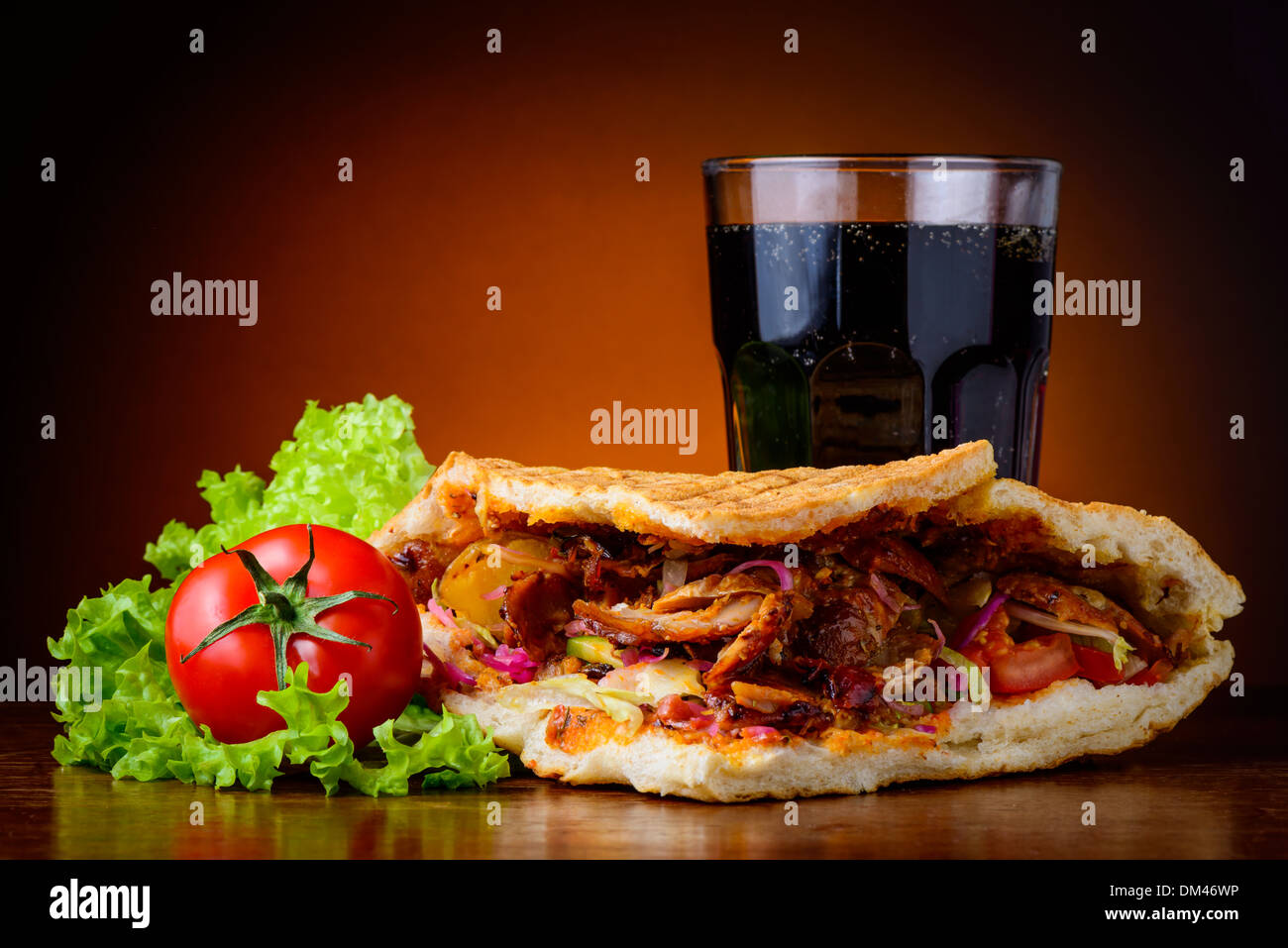 Vita tranquilla con il Döner Kebab, verdure fresche e bevande di cola Foto Stock