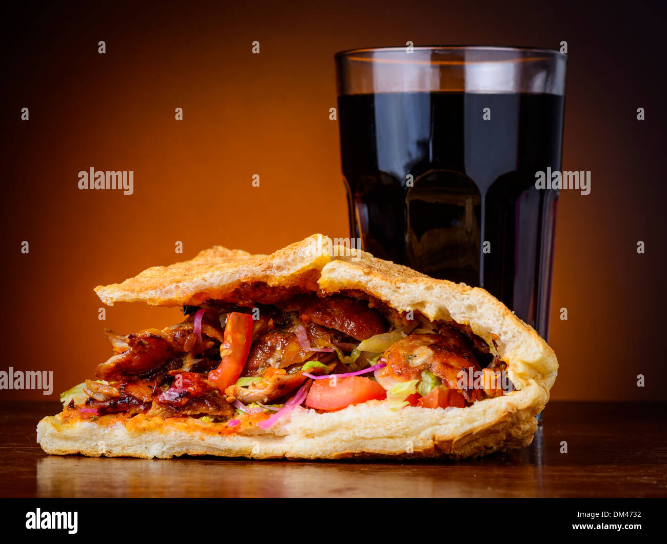 Ancora vita con tradizionale Döner Kebab e bevanda di cola Foto Stock