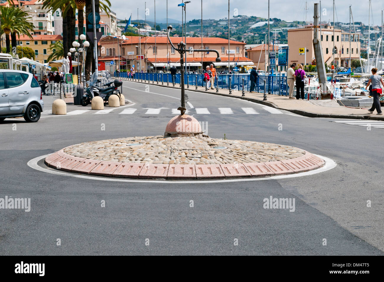 Un piccolo quadrato e sculture originali nel centro, San Remo, Italia Foto Stock