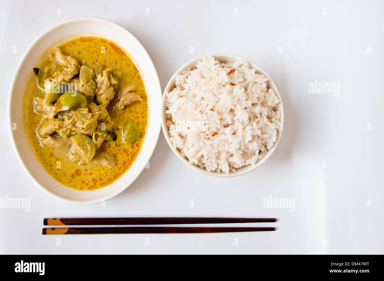 Delizioso cibo tailandese KAENG chiamata WAN KEAW KAI dal pollo e curry piccante con riso al gelsomino Foto Stock