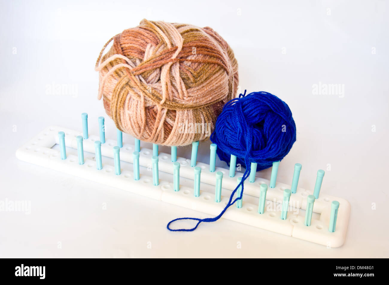 Marrone e blu Seta per maglieria su sfondo bianco Foto Stock