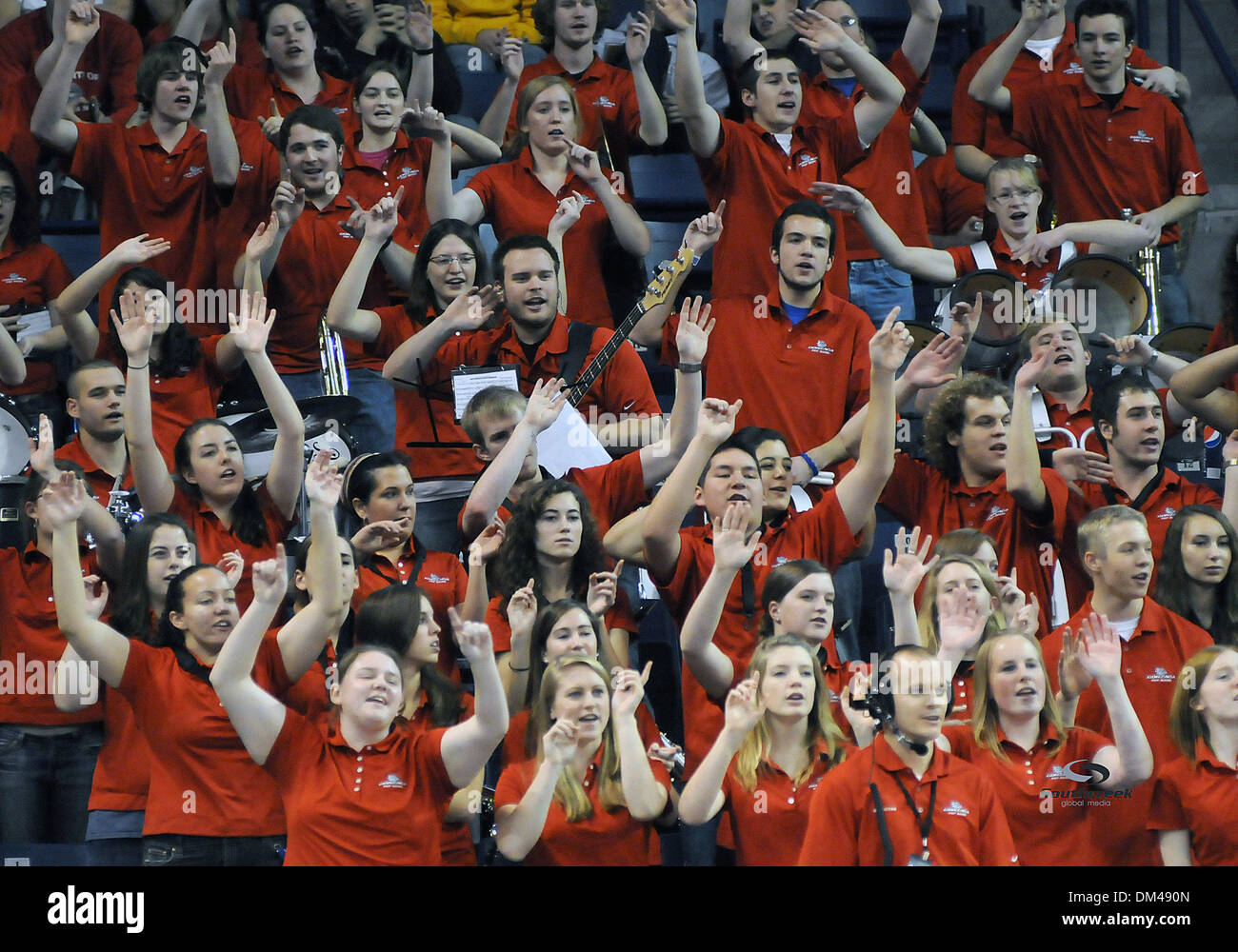 La banda di Gonzaga cerca di distrarre un tiratore di Washington presso la libera buttare la linea durante una NCAA donna gioco di basket al McCarthey Centro Atletico a Spokane WA. (Credito Immagine: © James Snook Southcreek/Global/ZUMApress.com) Foto Stock