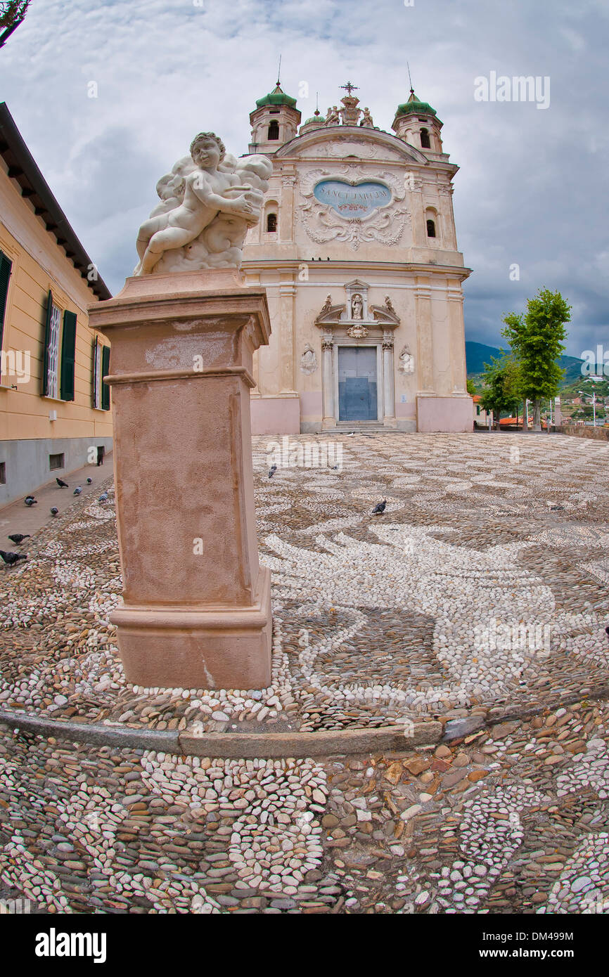 Il Santuario della Madonna della Costa con la scultura di fronte, San Remo, Italia. Foto Stock