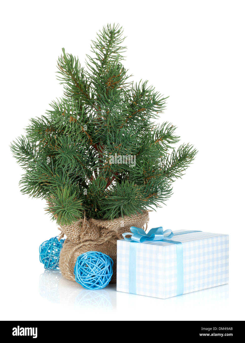 Fake mini albero di Natale con la decorazione e la confezione regalo. Isolato su sfondo bianco Foto Stock