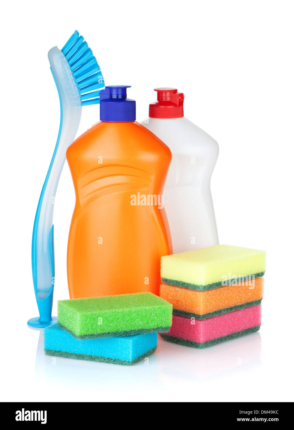 Le bottiglie di plastica di prodotti di pulizia e spugne e spazzola. Isolato su sfondo bianco Foto Stock