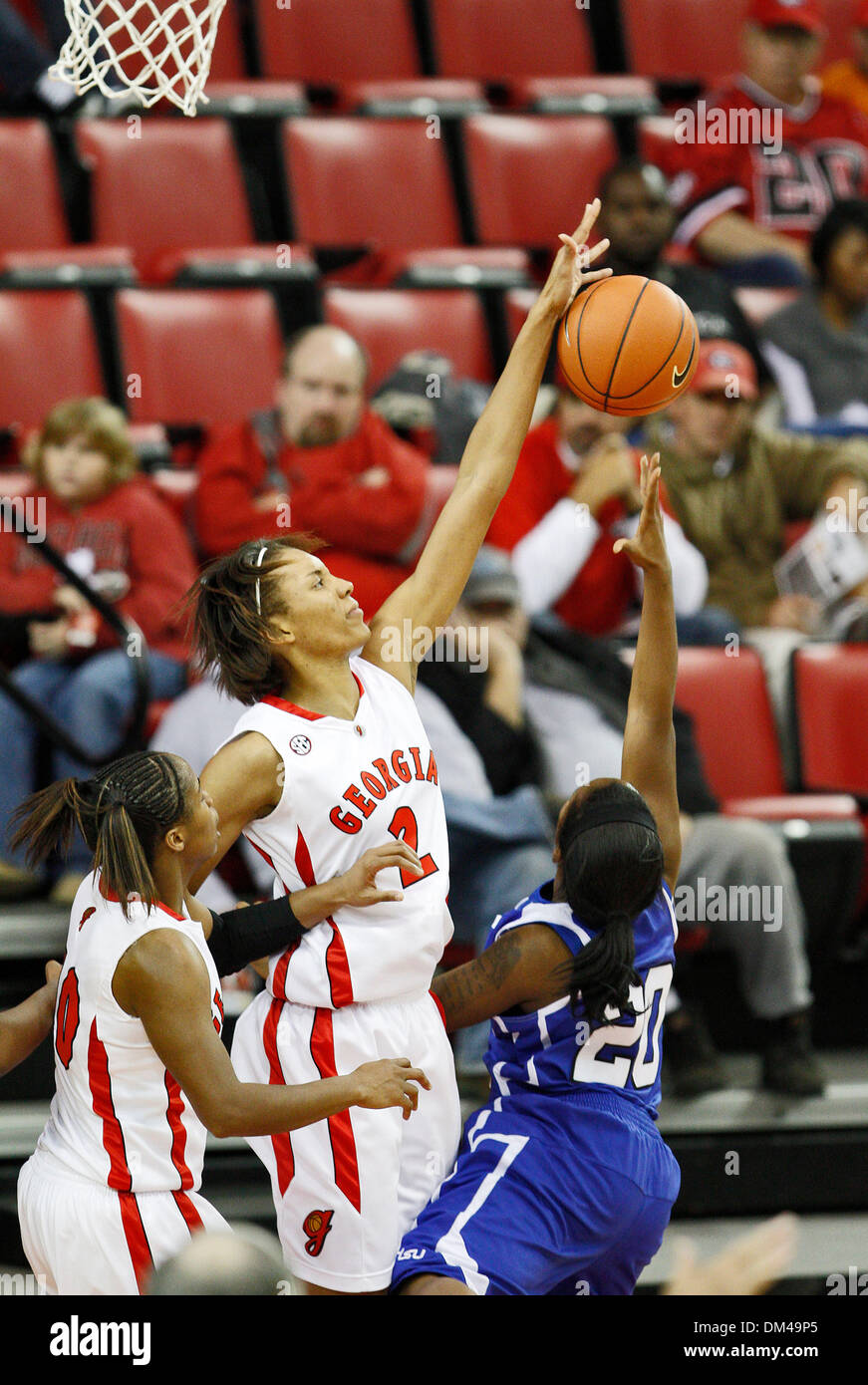 La Georgia in avanti ebano Jones (2) blocca un colpo contro Tennessee San guard LaDona Pierce (20) presso la partita contro Tennessee State in Stegeman Colosseo all'Università di Georgia in Atene, Ga., Domenica, 8 dicembre 2009. La signora cani sconfitto le tigri 71-50. (Credito Immagine: © Daniel Shirey/Southcreek globale/ZUMApress.com) Foto Stock