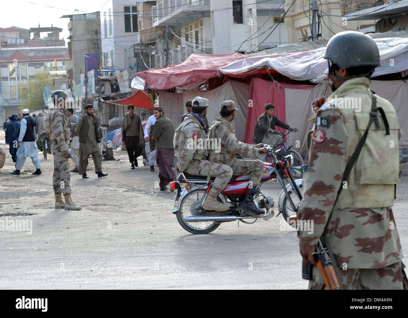 I funzionari di sicurezza cordon off Liaquat Bazar area dopo che attacca su negozi e bancarelle da miscredenti passando attraverso la strada mentre si tiene il rally contro Rawalpindi tumulti avvenuto il giorno di Ashura, 15 novembre 2013, a Quetta Mercoledì, Dicembre 11, 2013. Foto Stock