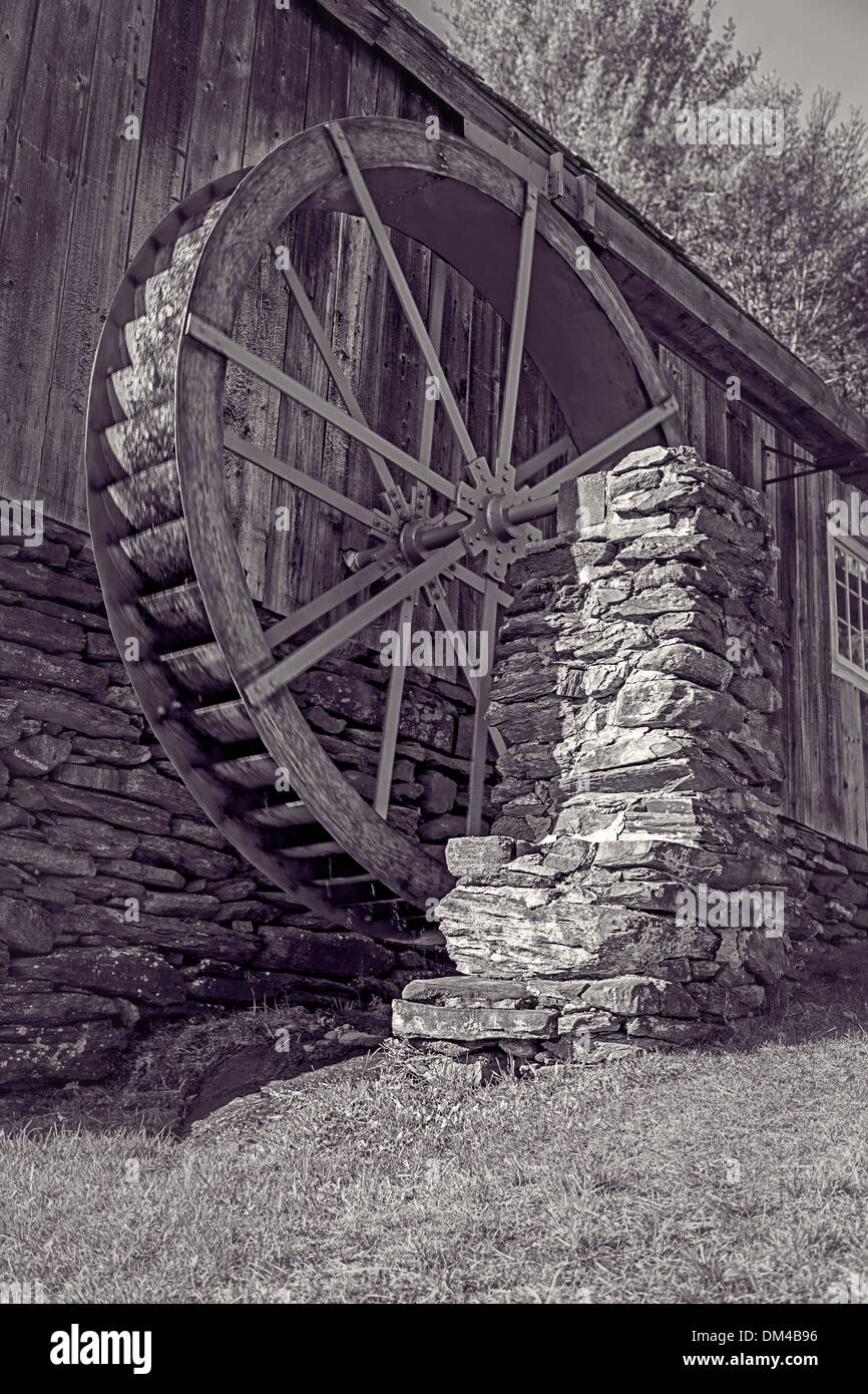 Un vecchio Grist Mill con ruota ad acqua in bianco e nero. Foto Stock