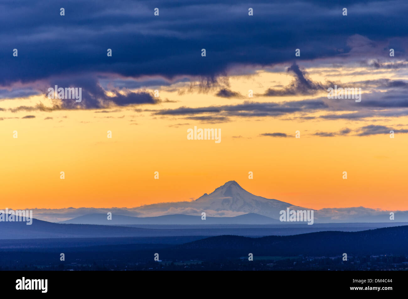 Orange sky su Mt. Visto il cofano durante il tramonto da piegare, Oregon Foto Stock