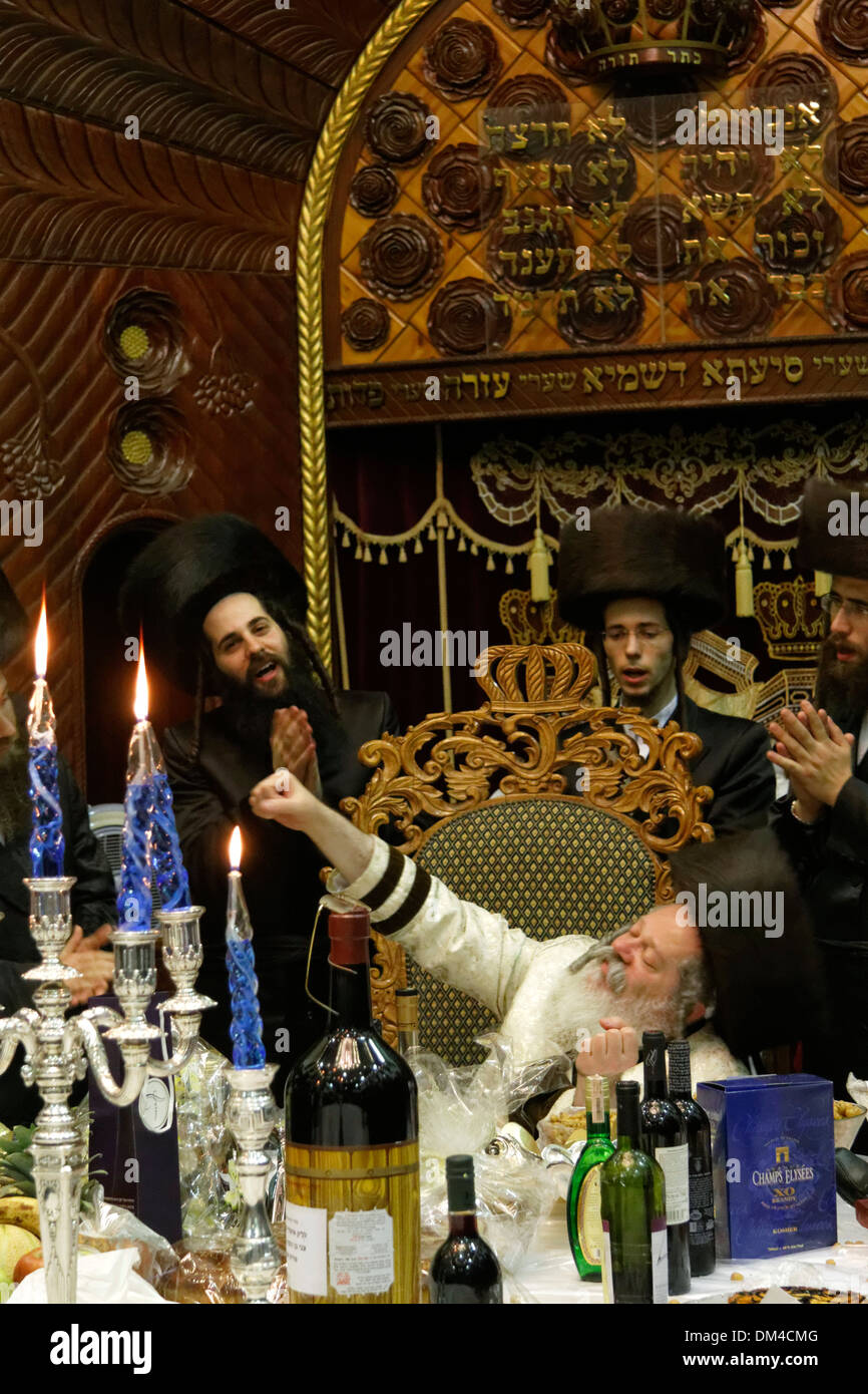 Bnei Brak, il Rabbino della Congregazione Premishlan e il suo hasids gioire la festa di Purim Foto Stock