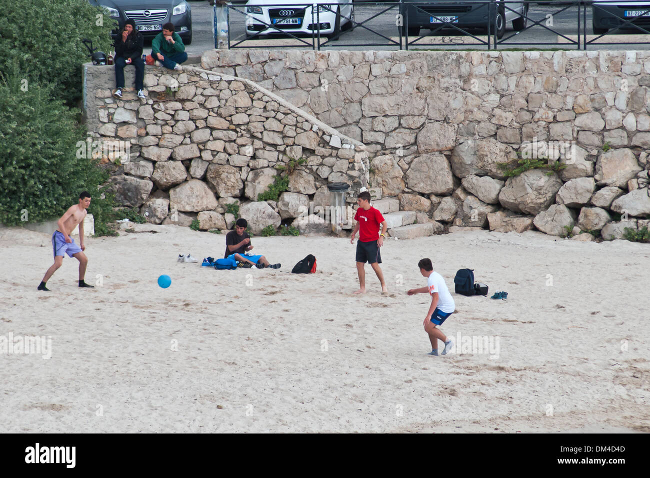 I ragazzi giocare a calcio sulla spiaggia, Antibes, Francia sudorientale Foto Stock