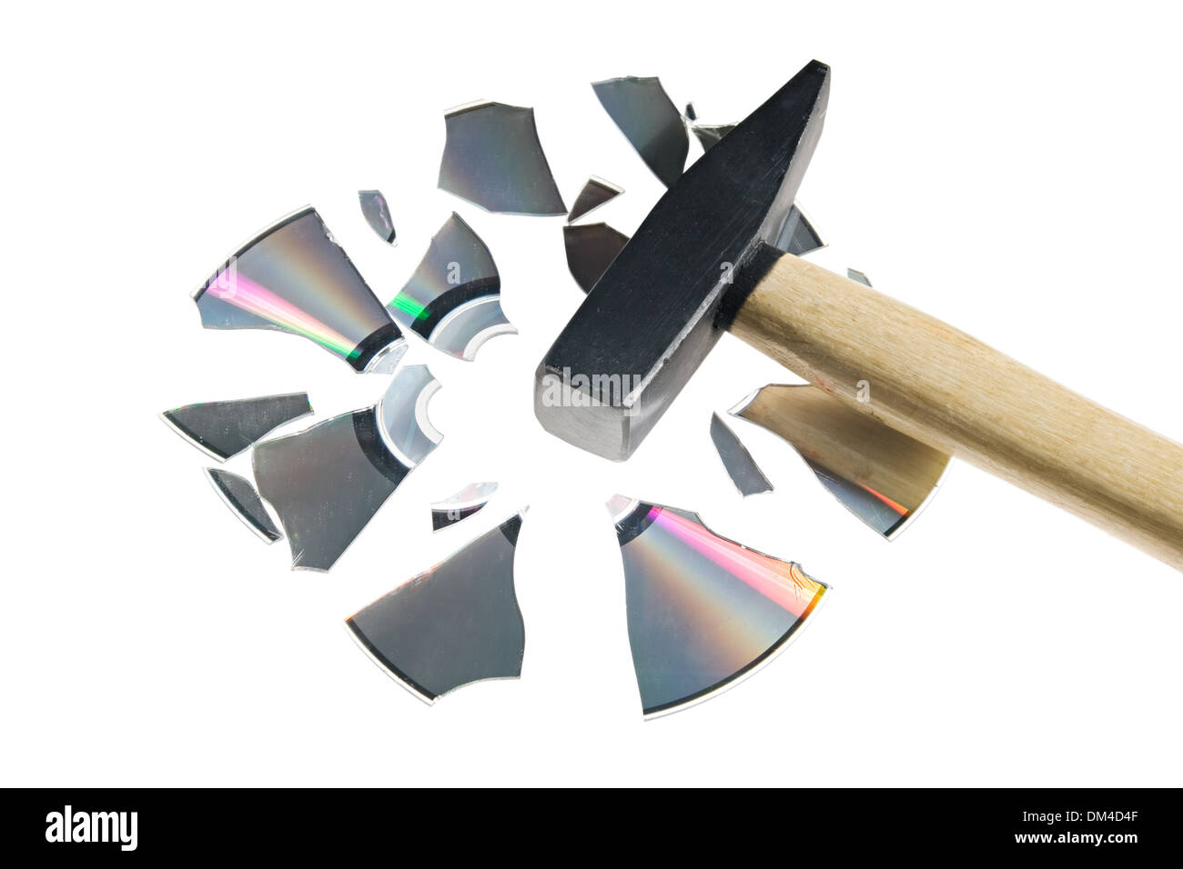 Rotture di disco compatto con un martello isolato su bianco Foto Stock