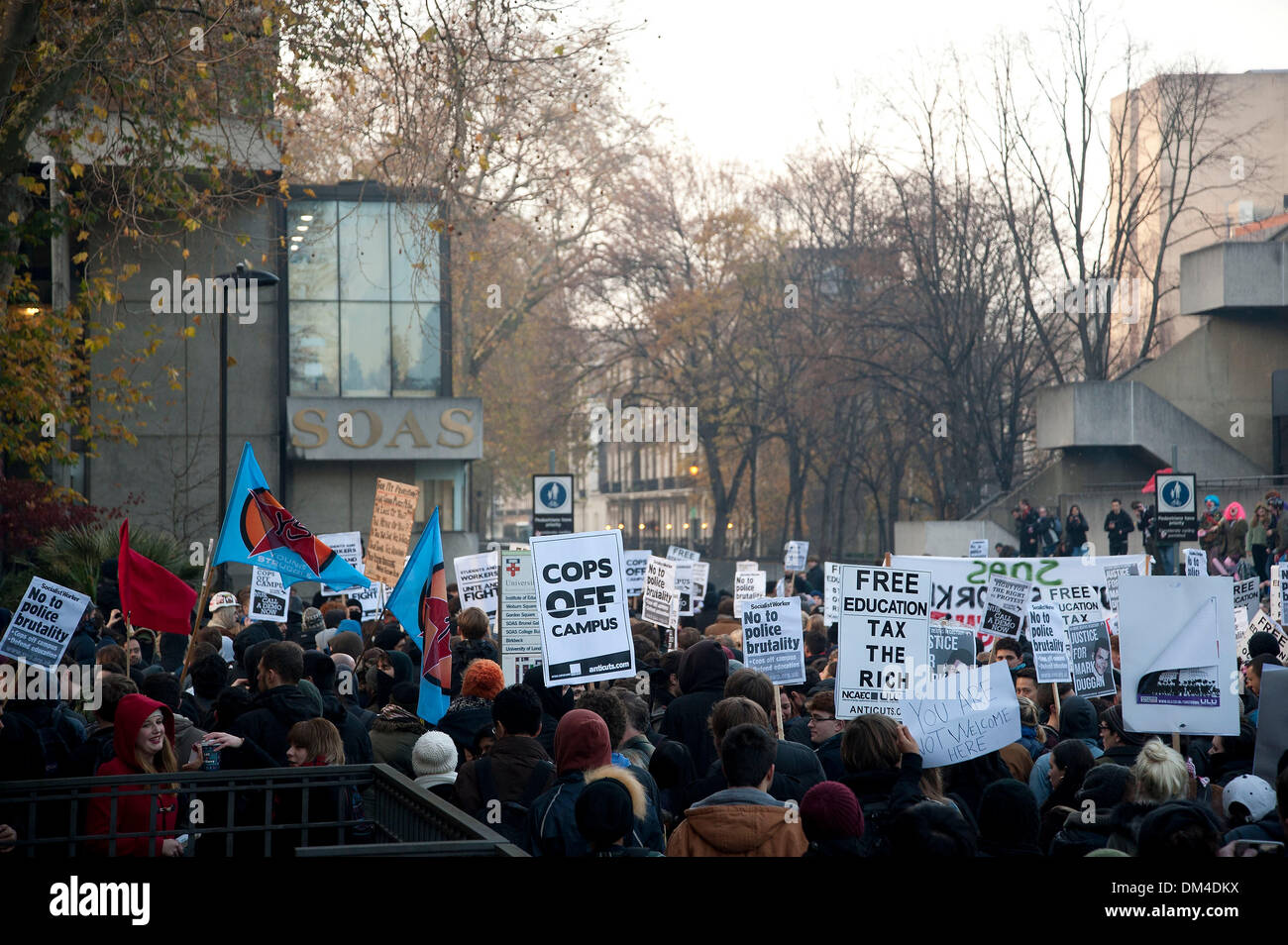 Londra, Regno Unito. 11 dicembre 2013. Gli studenti appiccato il fuoco agli scomparti e cercare di distruggere il loro modo in Senate House Library durante il Cops Campus protesta. Credito: Pete Maclaine/Alamy Live News Foto Stock