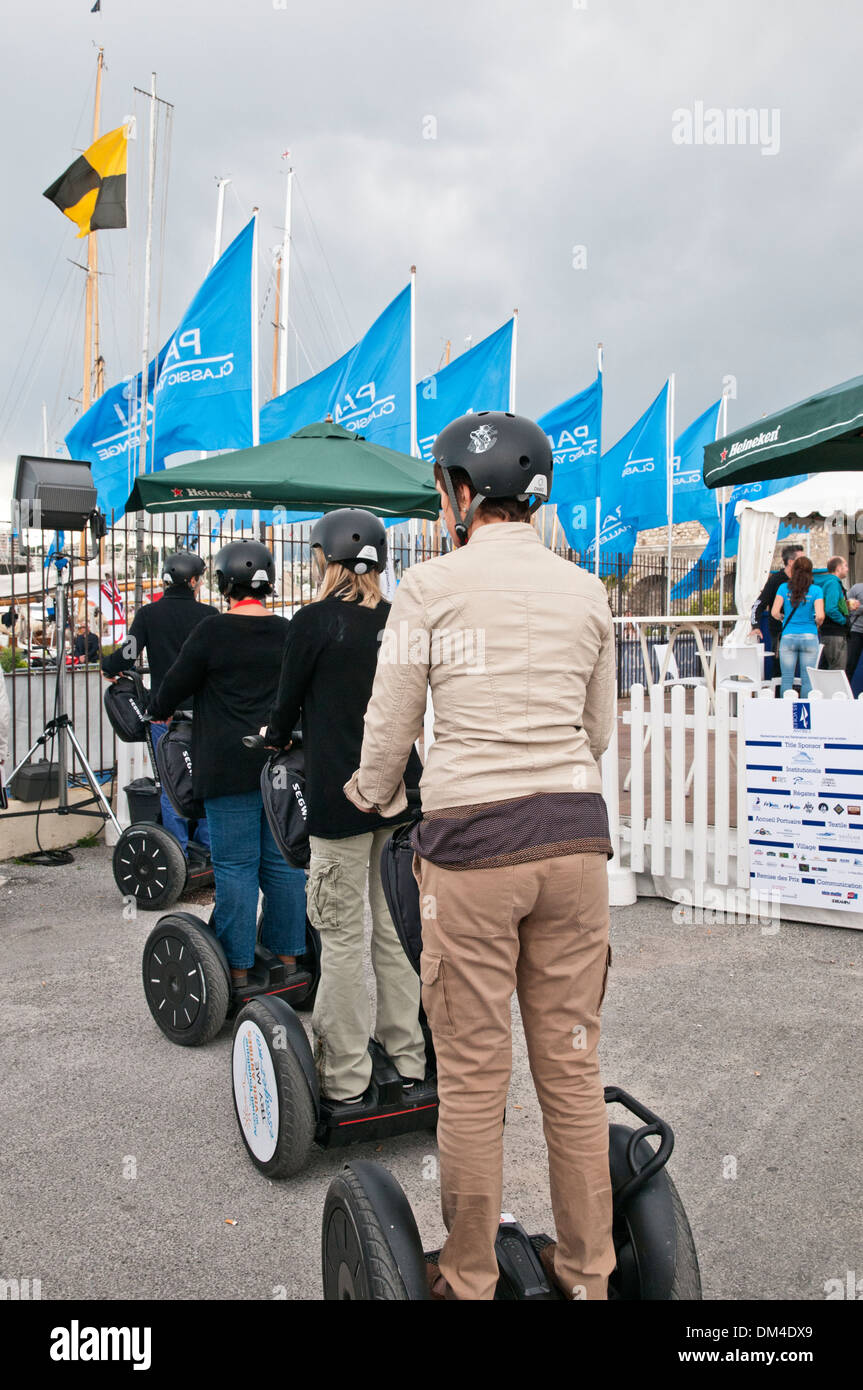 I turisti prendono segways in affitto, Antibes, Francia sudorientale Foto Stock