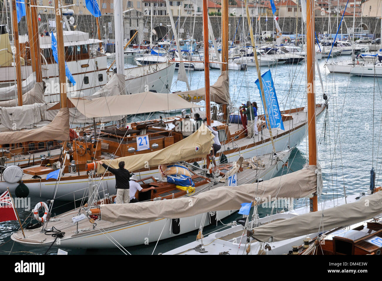 Yacht da diversi paesi sul dock del club, Antibes, Francia sudorientale Foto Stock