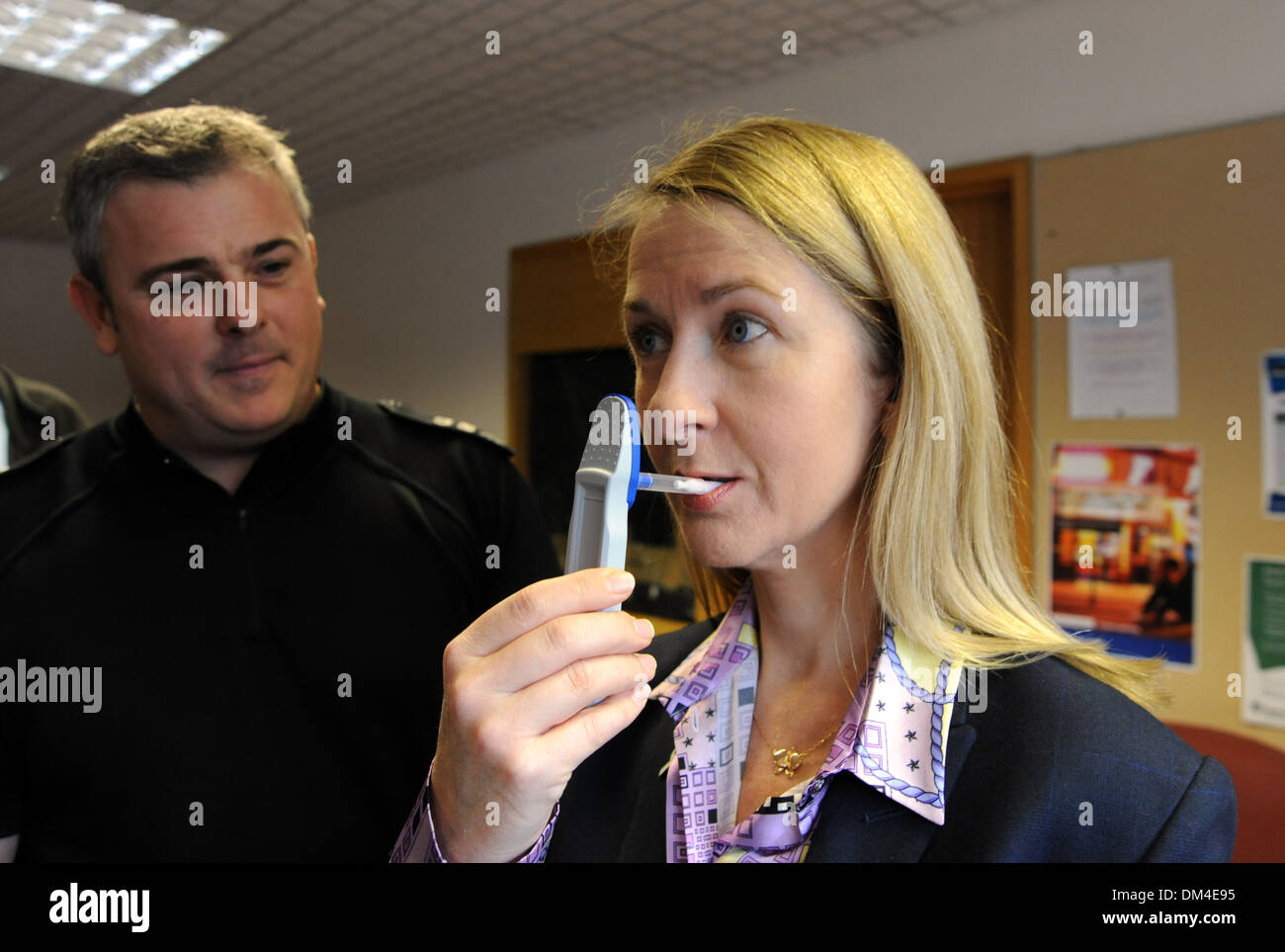 Il commissario della polizia del Sussex Katie Bourne utilizza un tampone per l'analisi della droga kit per contribuire a promuovere una campagna anti-droga guida a. una fotocellula Foto Stock