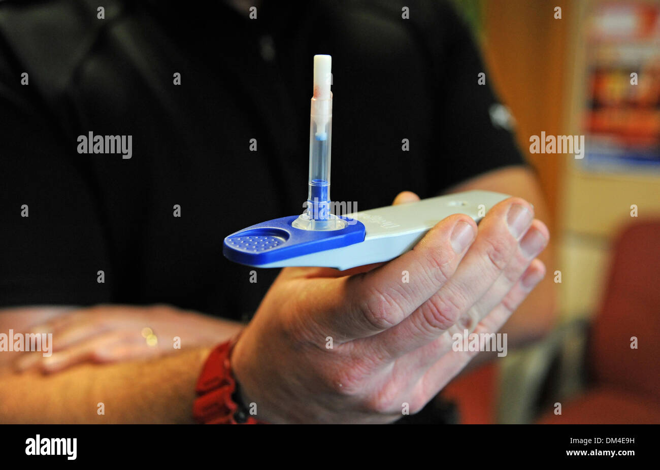 Sussex polizia Katie Bourne utilizzando un drug test kit di bastoncino per contribuire a promuovere un anti droga campagna di trasmissione Foto Stock