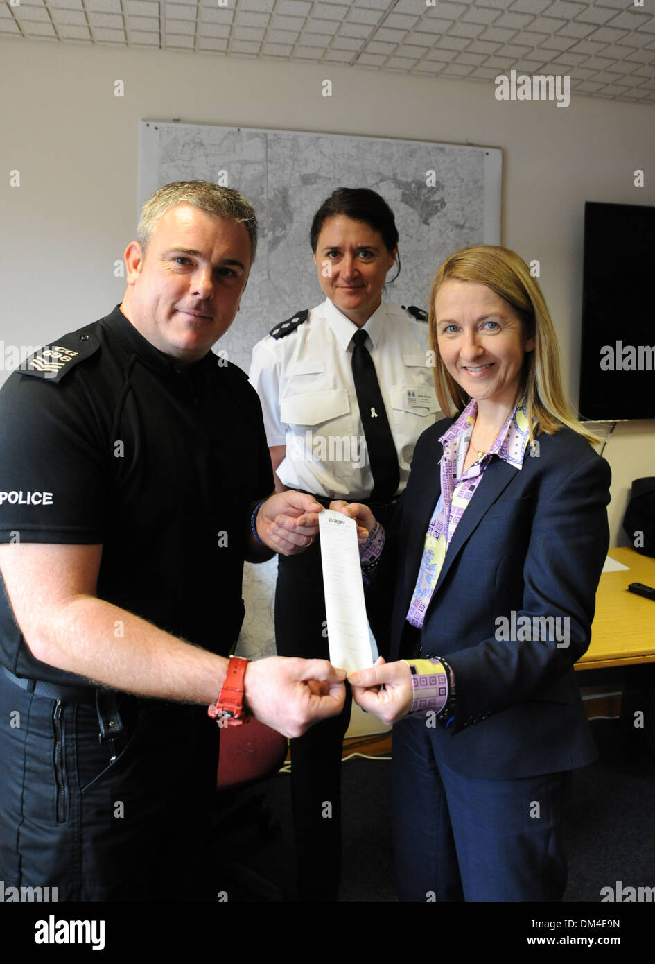 Il commissario della polizia del Sussex Katie Bourne utilizza un tampone per l'analisi della droga kit per contribuire a promuovere una campagna anti-droga guida a. una fotocellula Foto Stock