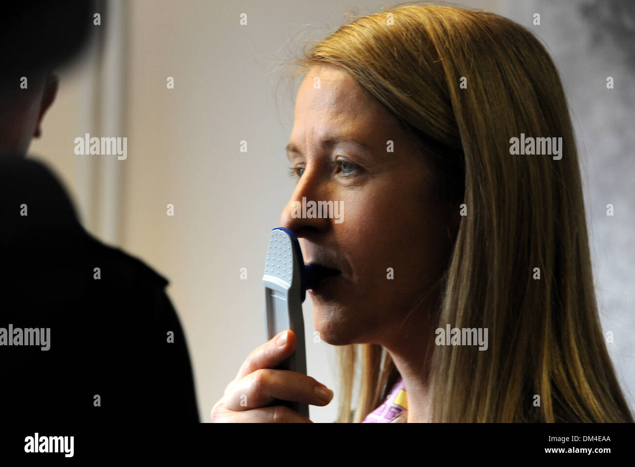 Il commissario della polizia del Sussex Katie Bourne utilizza un tampone per l'analisi della droga kit per contribuire a promuovere una campagna anti-droga guida a. una fotocellula Foto Stock