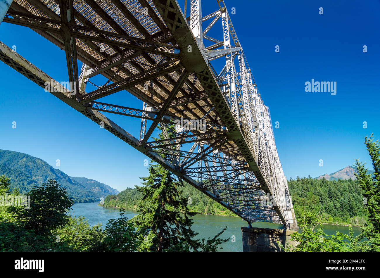 Ponte della divinità che passa al di sopra della Columbia River in Cascade Locks, Oregon Foto Stock