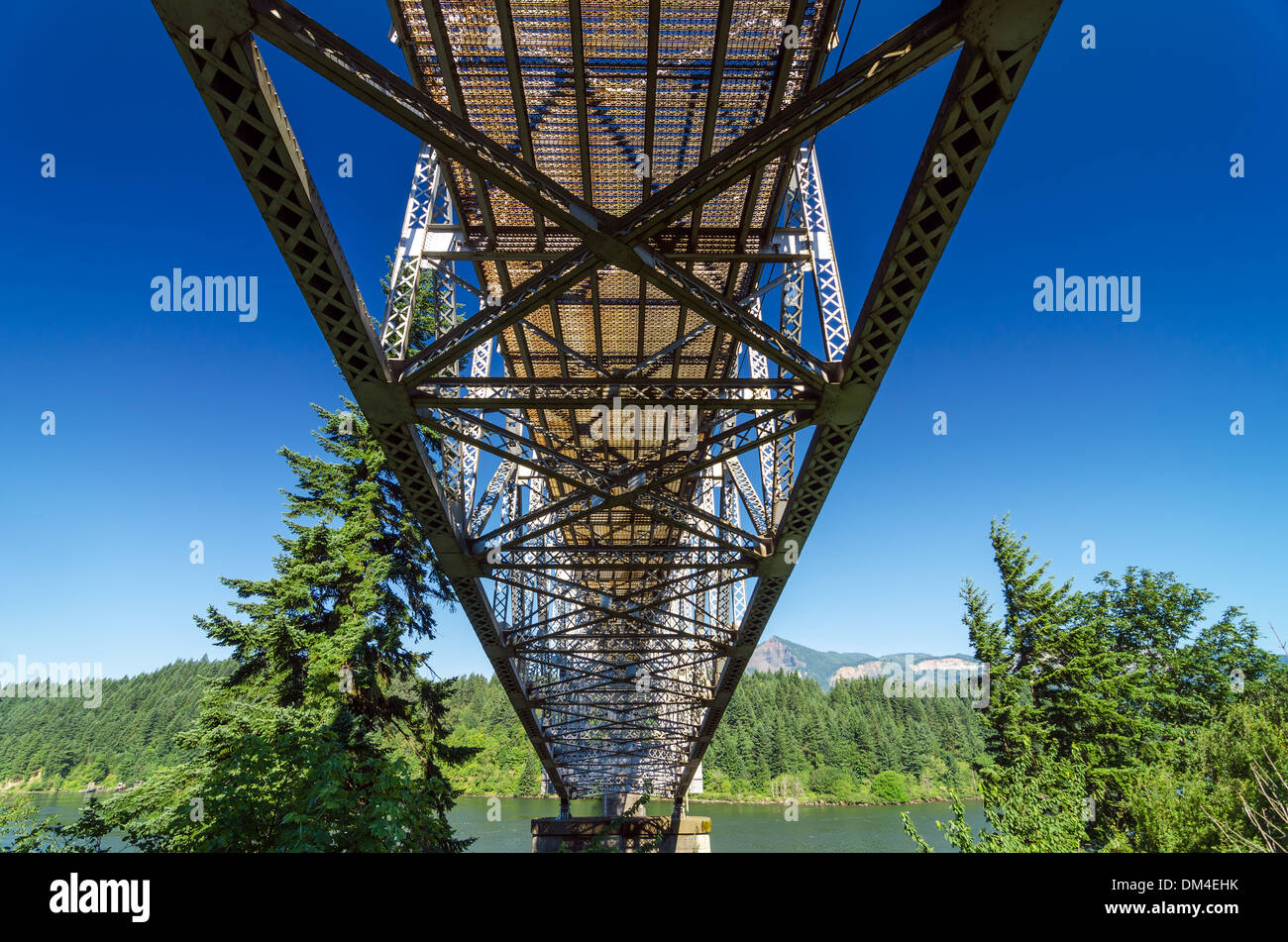 Vista da sotto il ponte degli dèi il collegamento di Oregon e Washington Foto Stock