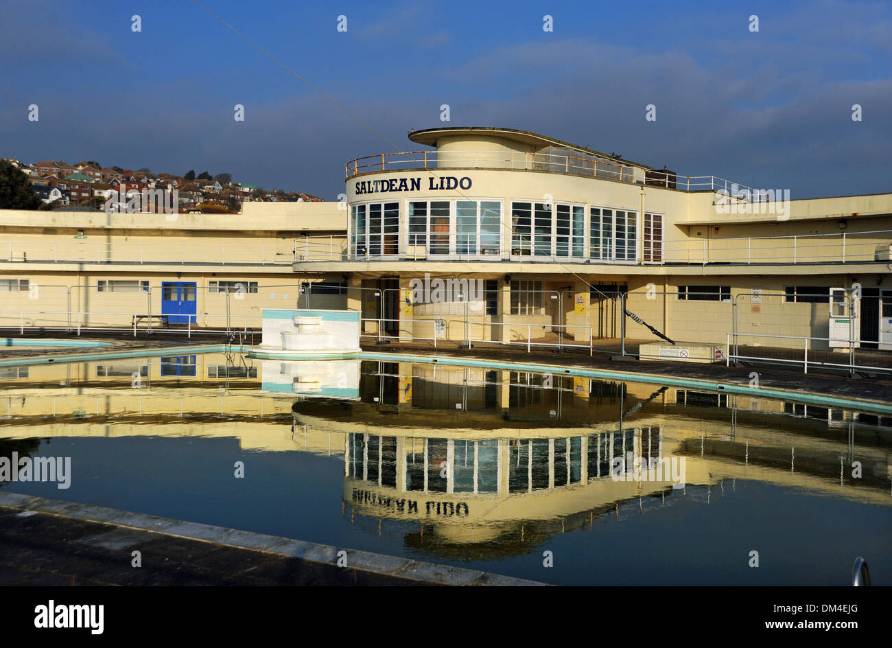 Il Saltdean Lido, situato nella città di Brighton e Hove, è un Lido Art Deco progettato dall'architetto R.W.H. Jones. Regno Unito 2013 durante i lavori di ristrutturazione Foto Stock