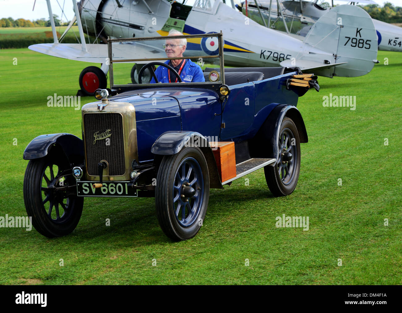 Jowett vintage automobile. Dalla collezione Shuttleworth.Biggleswade letti,UK.Gloster Gladiator biplano in background Foto Stock