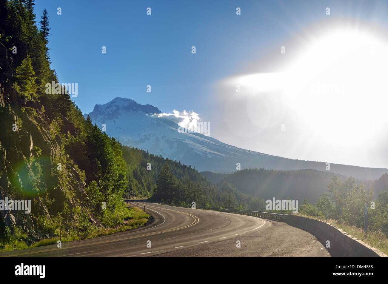 Vista di Mt. Il cofano e la luce diretta del sole Foto Stock