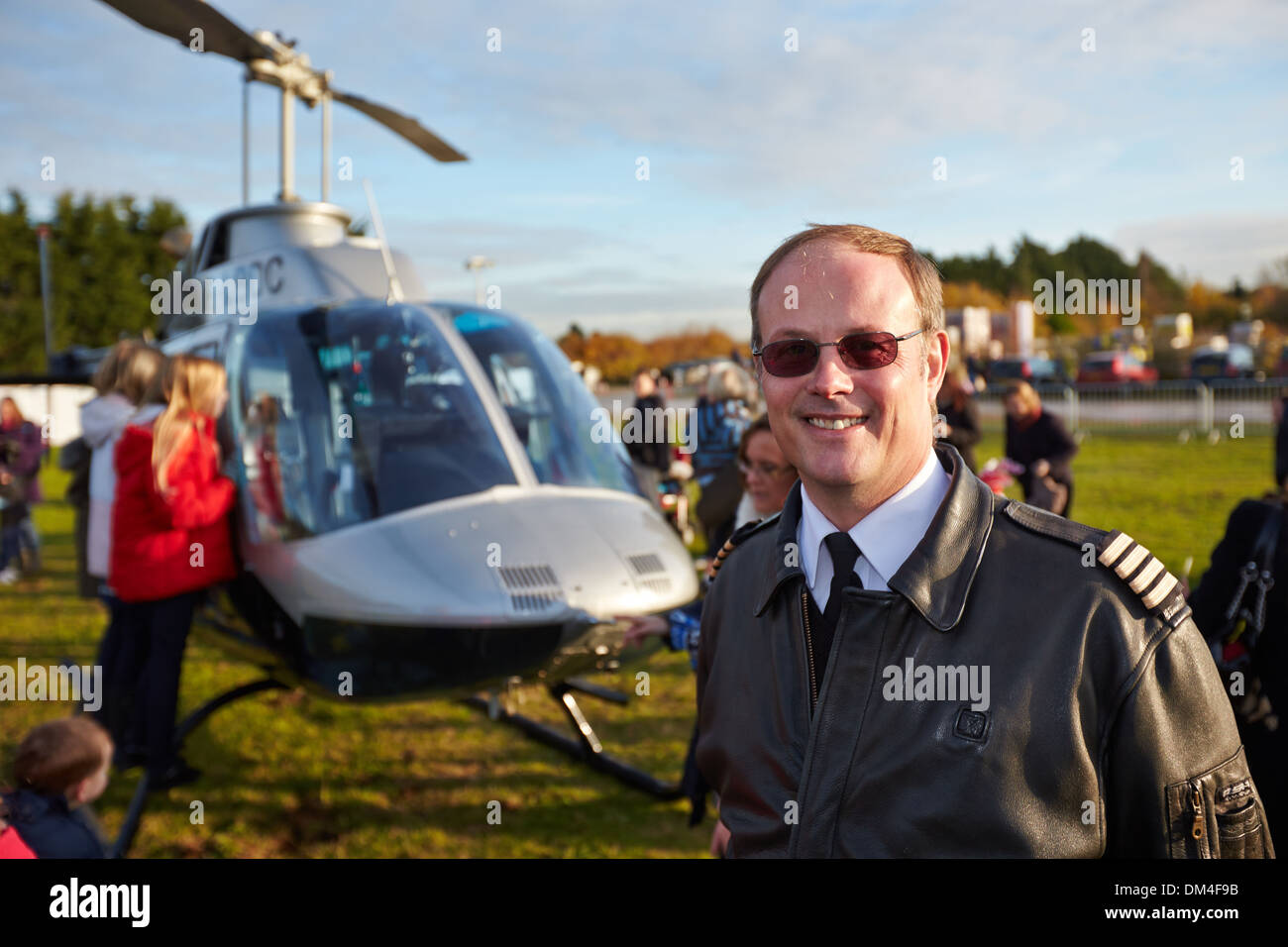 Cpt pilota Paolo Daniels (foto a destra) davanti al suo Bell 206 Jetranger elicottero all'Yarnton vivai Garden Center Foto Stock