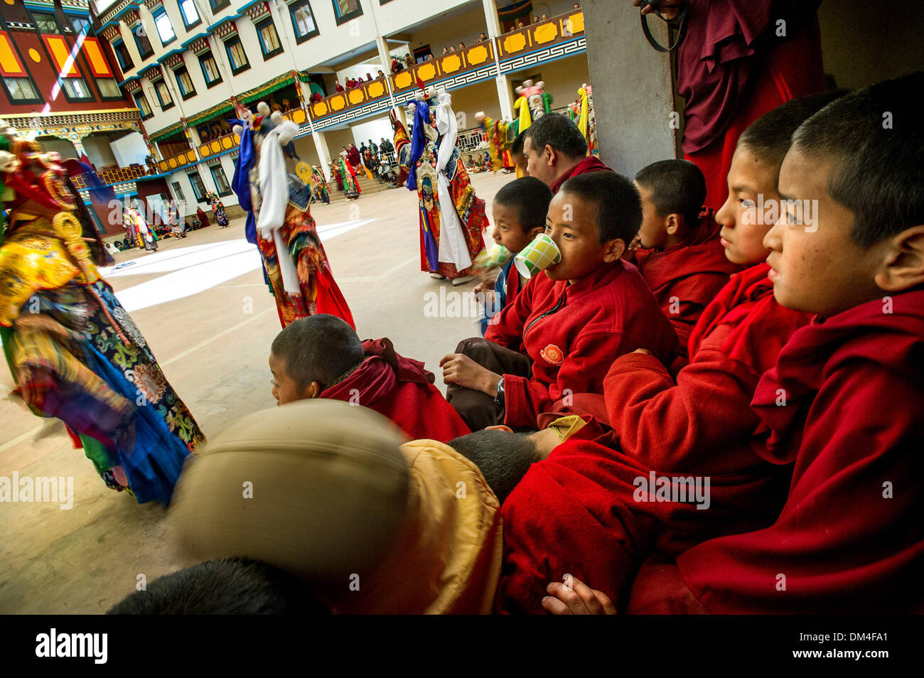 Febbraio 8, 2013 - Bir, Himachal Pardesh, India - Buddismo tibetano in esilio..monaco tibetano bambini guardare i loro colleghi più anziani durante il Vajra Lama danza al Palpung Sherabling monastero in pino colline boscose della Valle di Kangra dell'Himalaya, India. Ci sono due giorni di balli, il primo a elaborare accappatoi, la seconda in piena maschera e costume ornati...Storia Sommario: buddismo tibetano è vivo e vegeto, al di fuori del Tibet. La religione e la cultura del popolo tibetano è fiorente in comunità in tutto il mondo come tibetano in esilio il leader spirituale il Dalai Lama ha indicato â€ Foto Stock