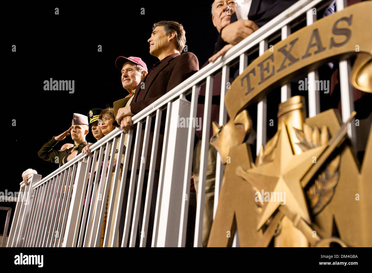 L ex Presidente George H. W. Bush e attuale governatore del Texas Rick Perry, che è un Texas A&M alumni, stand con altri dignitari come il Texas A&M dei corpi di cadetti marzo in Kyle campo prima di una partita contro la University of Texas. La University of Texas Longhorns sconfitto il Texas A&M Aggies 49-39 a Kyle Campo in College Station, TX. (Credito Immagine: © Anthony Vasser/Southcr Foto Stock