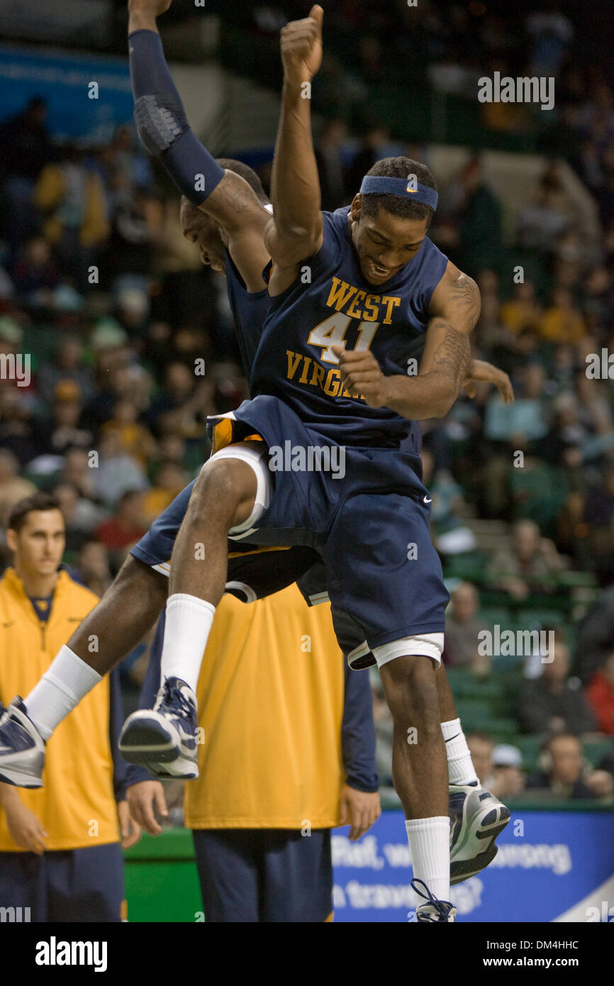 19 Dicembre 2009: West Virginia alpinisti Darryl Bryant (25) e Giovanni Fiori (41) durante le presentazioni del lettore prima di NCAA college basketball gioco tra il #6 West Virginia alpinisti e il Cleveland State Vichinghi presso il Centro Wolstein all interno del campus della Cleveland State University in Cleveland, Ohio. West VirginiaÃ•s Da'Sean Butler ha segnato un layup con 1,2 secondi l Foto Stock