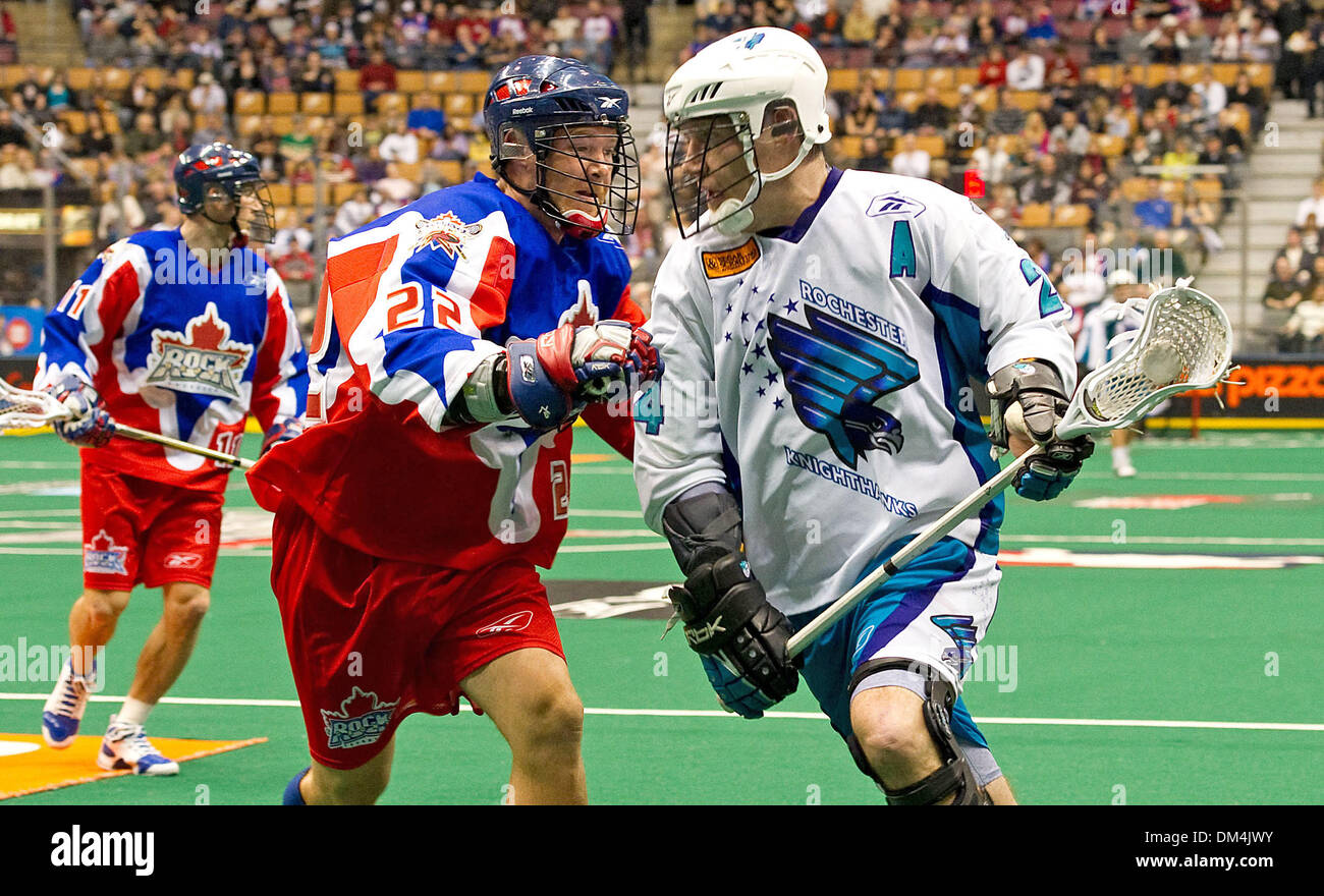 Toronto Rock camma defensemen boschi #22 battaglie con Rochester Knighthawks avanti John Grant #24 in azione di gioco durante la prima metà del gioco della NLL lacrosse gioco tra il Rochester Knighthawks e il Toronto Rock ha suonato presso la Air Canada Centre di Toronto, Ontario. A metà il Toronto Rock conduce 8-1. (Credito Immagine: © Nick Turchiaro/Southcreek globale/ZUMApress.com) Foto Stock
