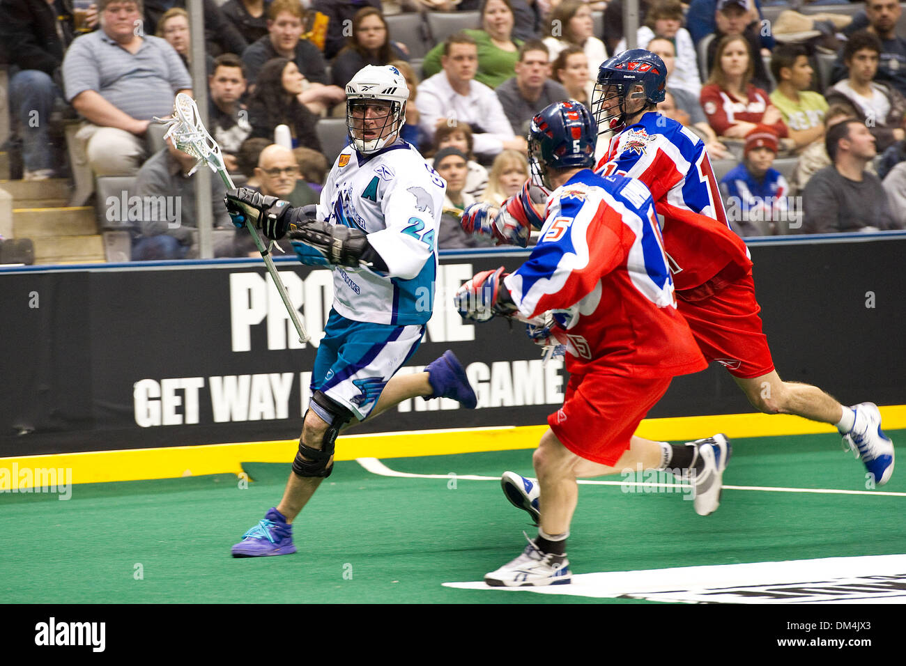 Rochester Knighthawks avanti John Grant #24 guarda per un passaggio di uscita tra due Toronto Rock i giocatori in azione di gioco durante la seconda metà del gioco della NLL lacrosse gioco tra il Rochester Knighthawks e il Toronto Rock ha suonato presso la Air Canada Centre di Toronto, Ontario.La roccia di Toronto ha vinto 17-3. (Credito Immagine: © Nick Turchiaro/Southcreek globale/ZUMApress.com) Foto Stock