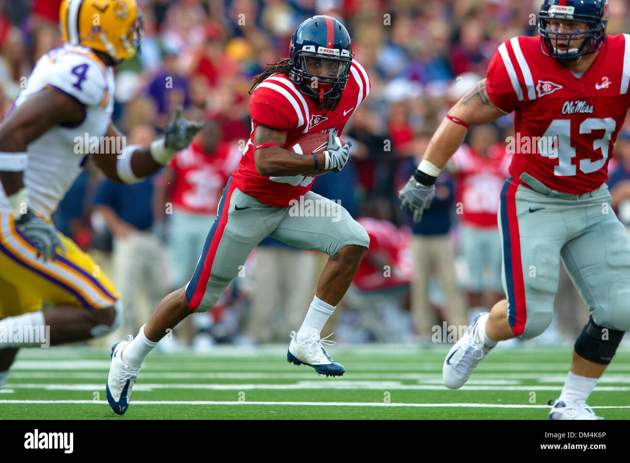 21 novembre 2009: : Ole Miss runningback Dexter McCluster (22) cerca yardage contro la LSU. I ribelli hanno sconfitto le tigri 25-23 a Vaught Hemingway Stadium di Oxford MS. (Credito Immagine: © Anthony Smith/Southcreek globale/ZUMApress.com) Foto Stock