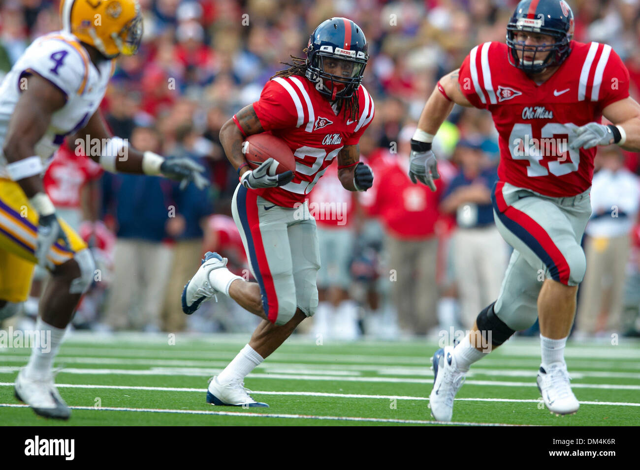 21 novembre 2009: Ole Miss runningback Dexter McCluster (22) cerca yardage contro la LSU. I ribelli hanno sconfitto le tigri 25-23 a Vaught Hemingway Stadium di Oxford MS. (Credito Immagine: © Anthony Smith/Southcreek globale/ZUMApress.com) Foto Stock