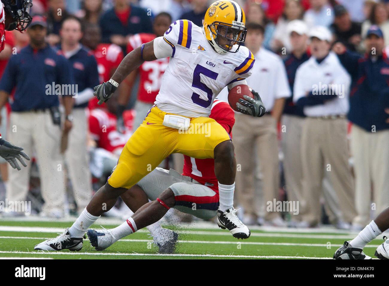 21 novembre 2009: LSU runnnigback Keiland Williams (5) corre la sfera contro Ole Miss I ribelli hanno sconfitto le tigri 25-23 a Vaught Hemingway Stadium di Oxford MS. (Credito Immagine: © Anthony Smith/Southcreek globale/ZUMApress.com) Foto Stock