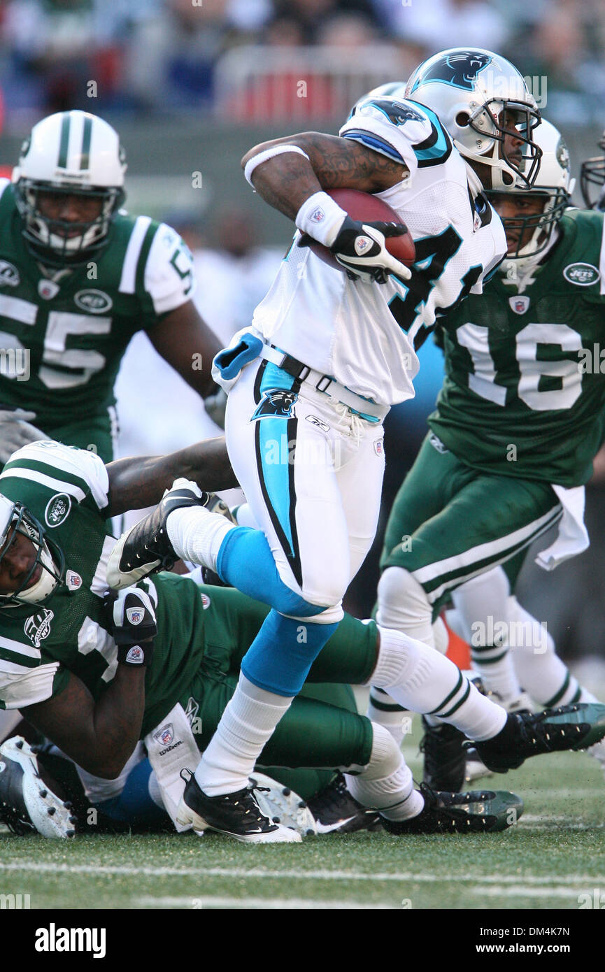 Nov. 29, 2009 - East Rutherford, New Jersey, Stati Uniti - 29 Novembre 2009: Carolina Panthers cornerback capitano Munnerlyn #41 restituisce la punt durante il gioco tra la Carolina Panthers e New York getti al Complesso Sportivo di Meadowlands in East Rutherford, New Jersey. I getti conduce le pantere 14-3 a metà..Credito - Alan Maglaque / Southcreek globale di credito (Immagine: © Sou Foto Stock