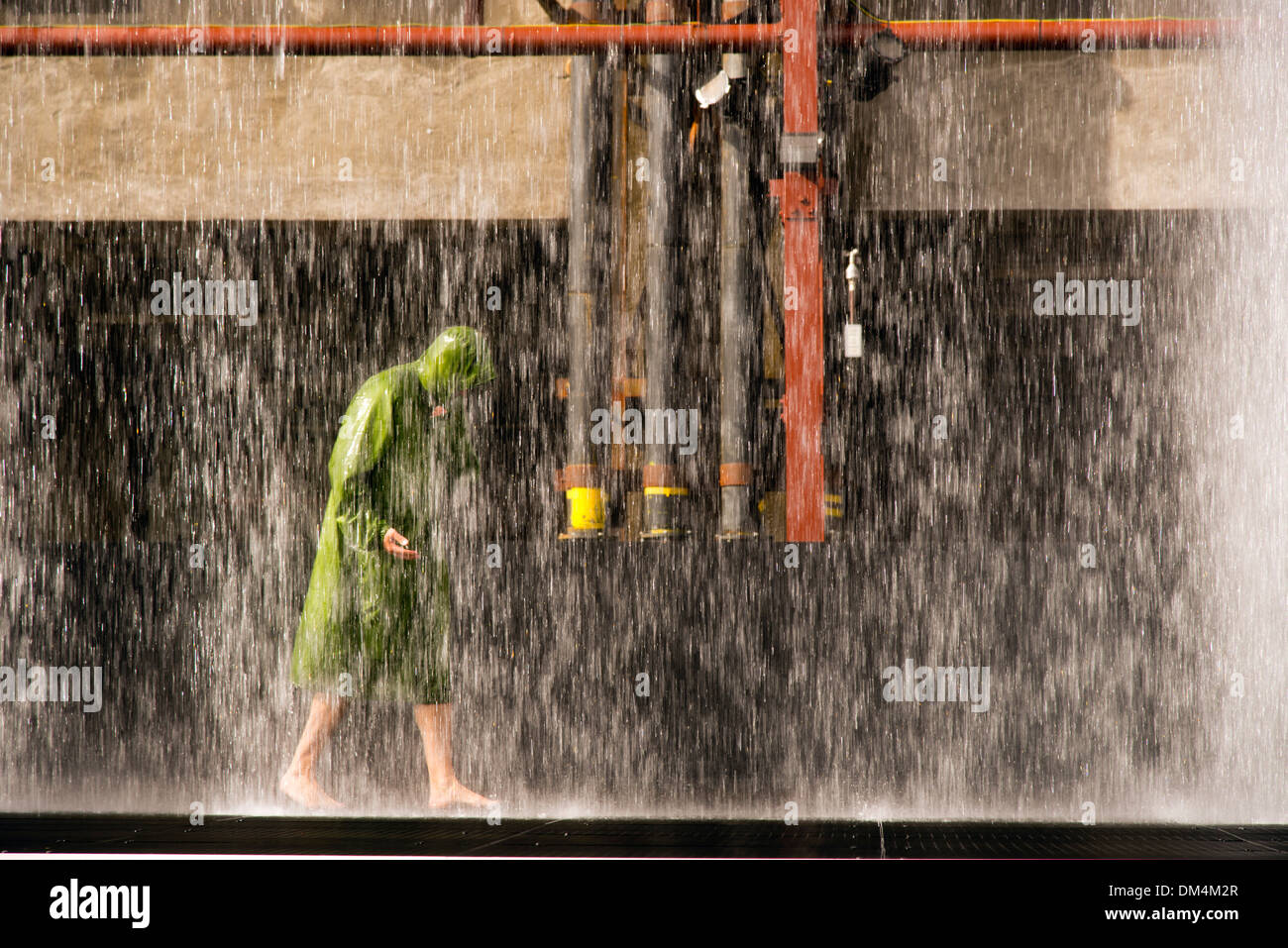 Germania, industria, persona, acqua splash, protezione dalla pioggia, pioggia, pioggia, bagnato, meteo Foto Stock
