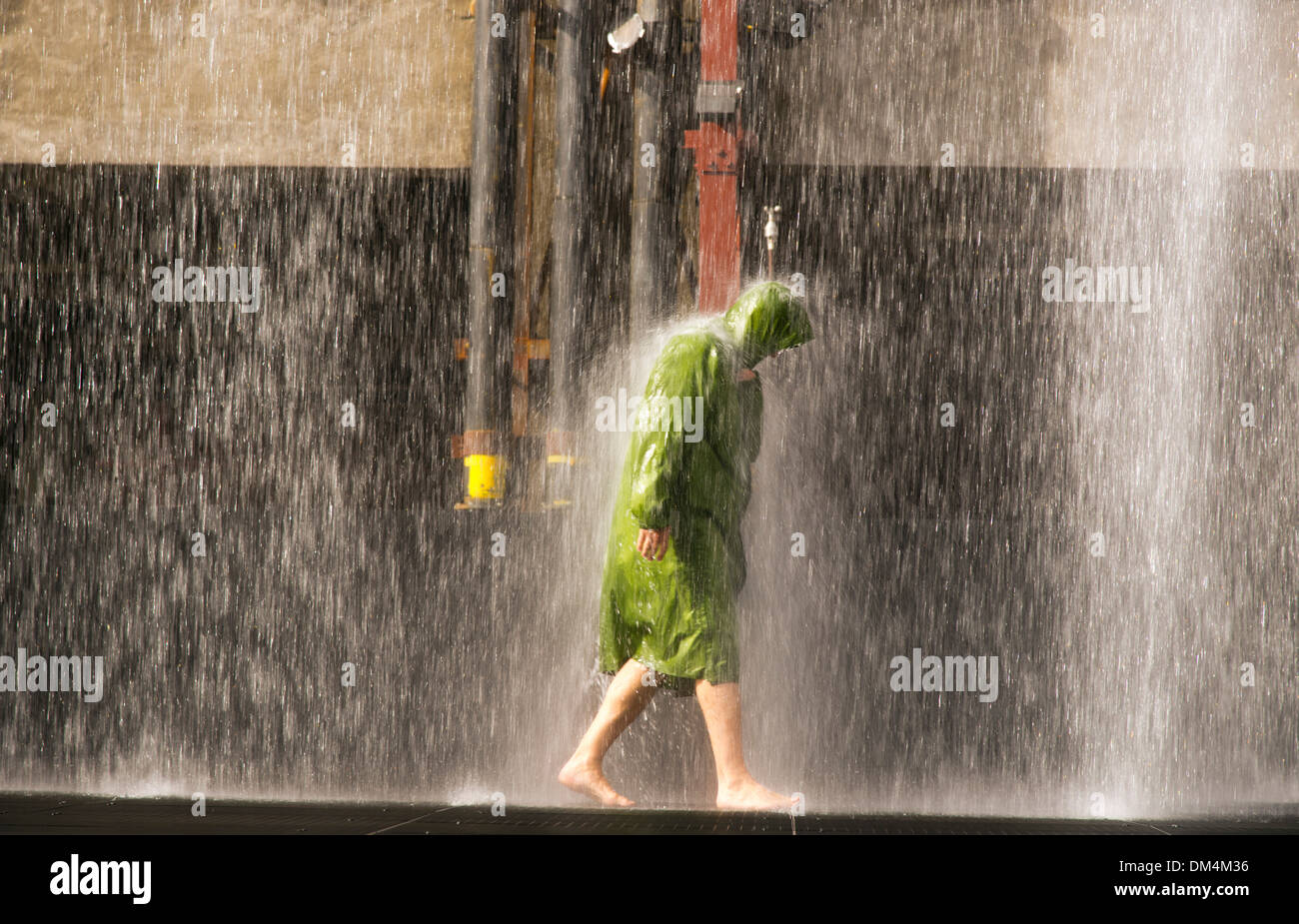 Germania, industria, persona, acqua splash, protezione dalla pioggia, pioggia, pioggia, bagnato, meteo Foto Stock