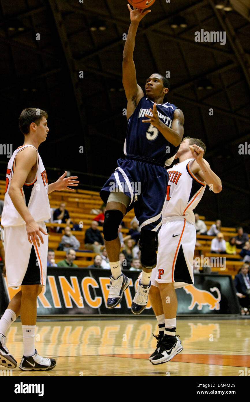 16 dic 2009 - Princeton, New Jersey, Stati Uniti - 16 dicembre 2009: Monmouth guard Whitney Coleman #5 aziona la corsia durante l'azione di gioco tra il Monmouth Hawks e Princeton Tigers tenutasi presso la palestra Jadwin a Princeton, New Jersey. Il Monmouth sentieri falchi il Princeton Tigers 20-17 a metà. .Credito: Alan Maglaque / Southcreek globale di credito (Immagine: © Southcreek Foto Stock