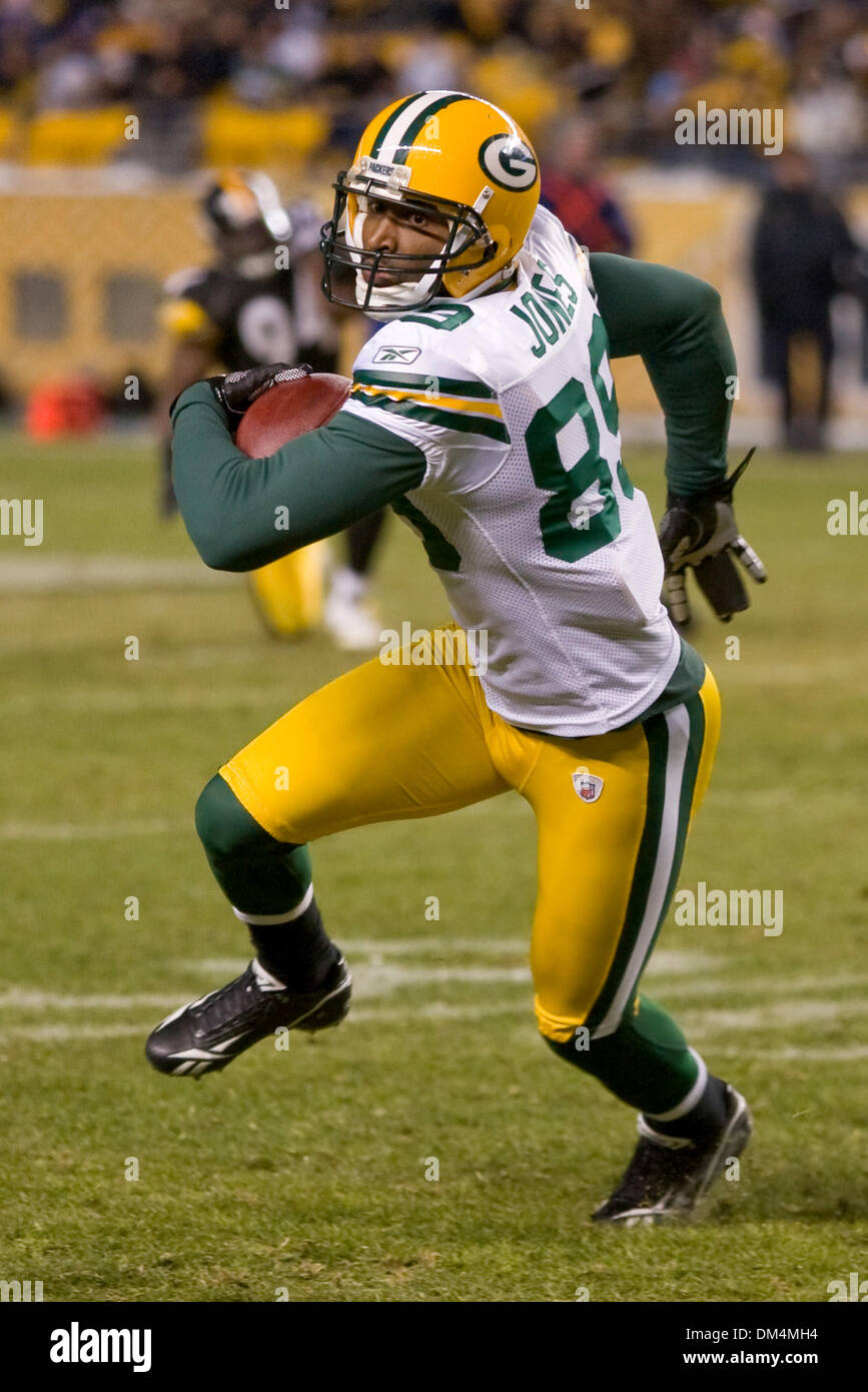 20 Dicembre 2009: Green Bay Packers James Jones (89) viene eseguita dopo la cattura di un pass durante la NFL partita di calcio tra i Green Bay Packers e Pittsburgh Steelers a Heinz Field di Pittsburgh, in Pennsylvania. Lo Steelers ha segnato il gioco-winning touchdown come tempo scaduto per sconfiggere gli imballatori 37-36..Credito - Frank Jansky / Southcreek globale. (Credito Immagine: © Frank Jan Foto Stock