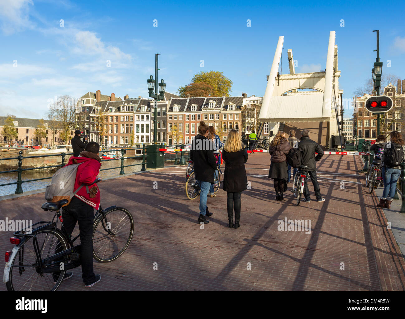 MAGERE ponte sul fiume Amstel Amsterdam apertura per consentire una chiatta passano attraverso Foto Stock