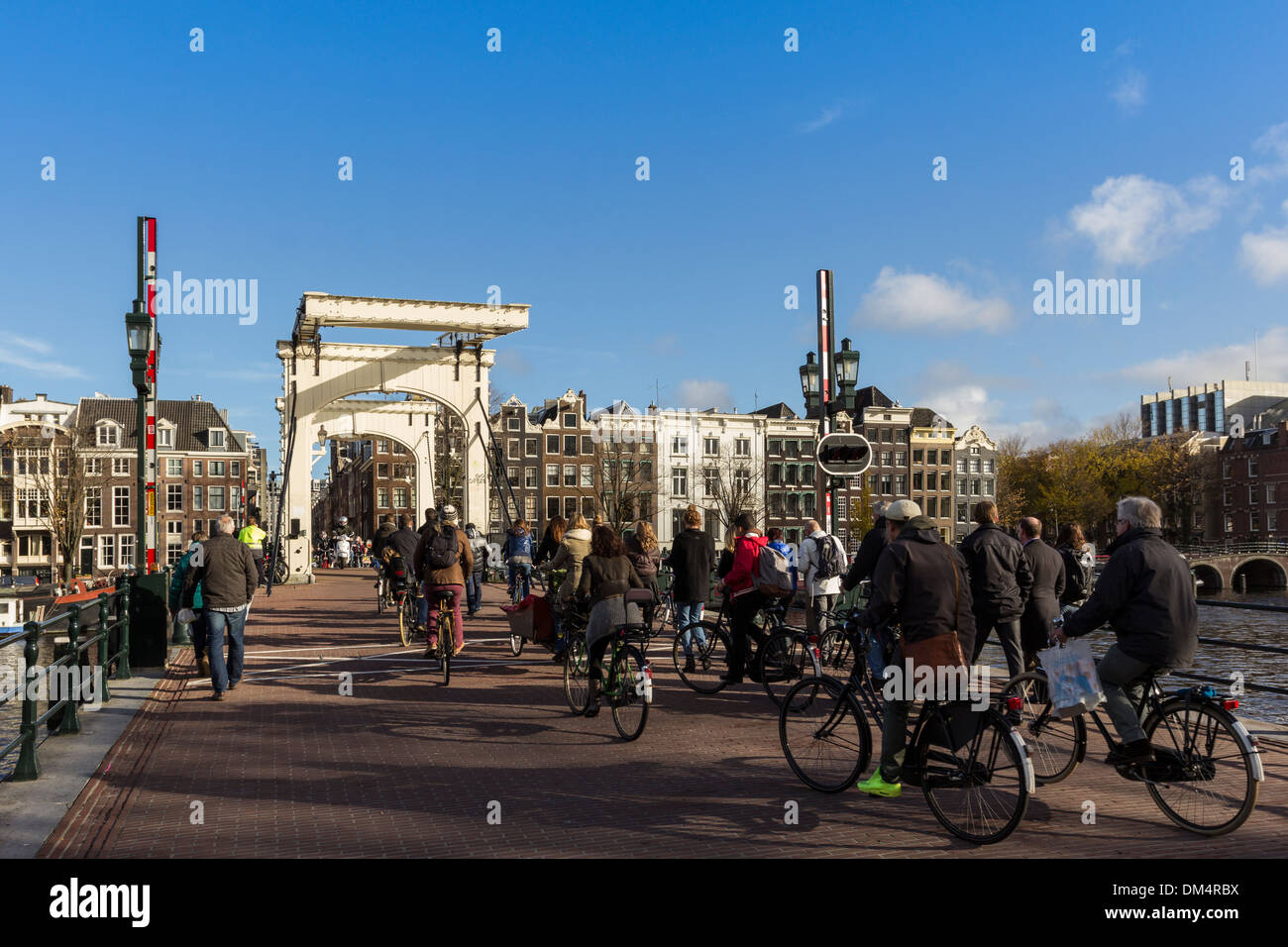 MAGERE ponte sul fiume Amstel di Amsterdam con i ciclisti e gli escursionisti di traversata per il lato opposto Foto Stock