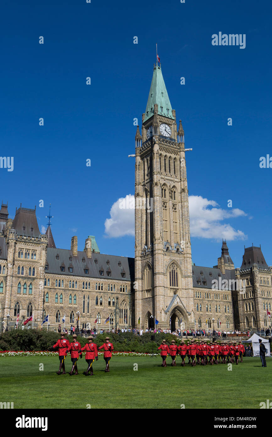 Edificio Canada Nord America sfilata di Ottawa architettura celebrazione canadese central city downtown guardie Mounties hill Foto Stock