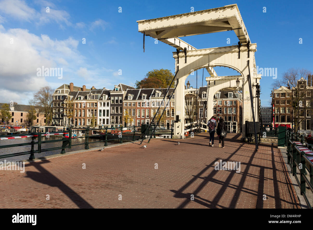 MAGERE ponte sopra il fiume Amstel con pedoni Amsterdam Paesi Bassi Foto Stock