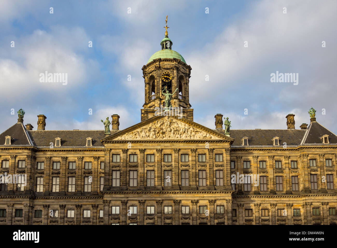 Il Palazzo Reale in Piazza Dam Amsterdam Holland che mostra la torre dell Orologio e fregio Foto Stock