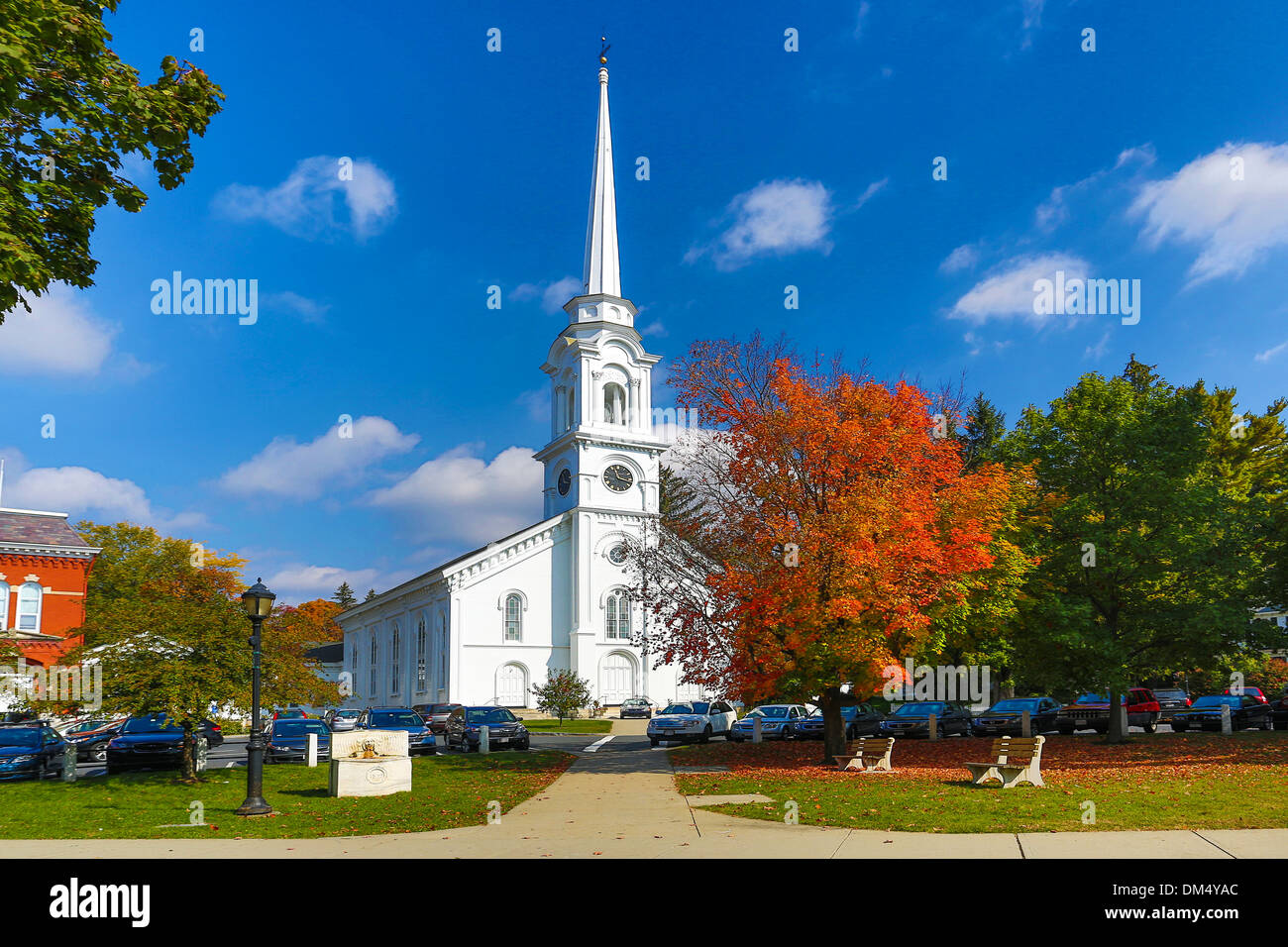 Autunno Berckshire Lee Massachusetts USA Stati Uniti America architettura città chiesa foglie colorate lascia casa paesaggio Foto Stock